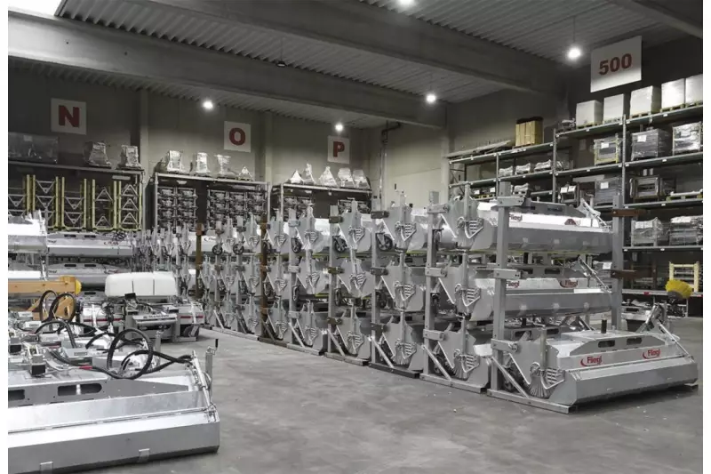 Das Fliegl Agro-Center dient als zentraler Stützpunkt für Produktion und Logistik der Fliegl-Gruppe. Hier ein Einblick in eine der zahlreichen Hallen, in denen sich Maschinen, Zubehör und Ersatzteile bis unter die Decke stapeln. Quelle: Treffpunkt.Bau