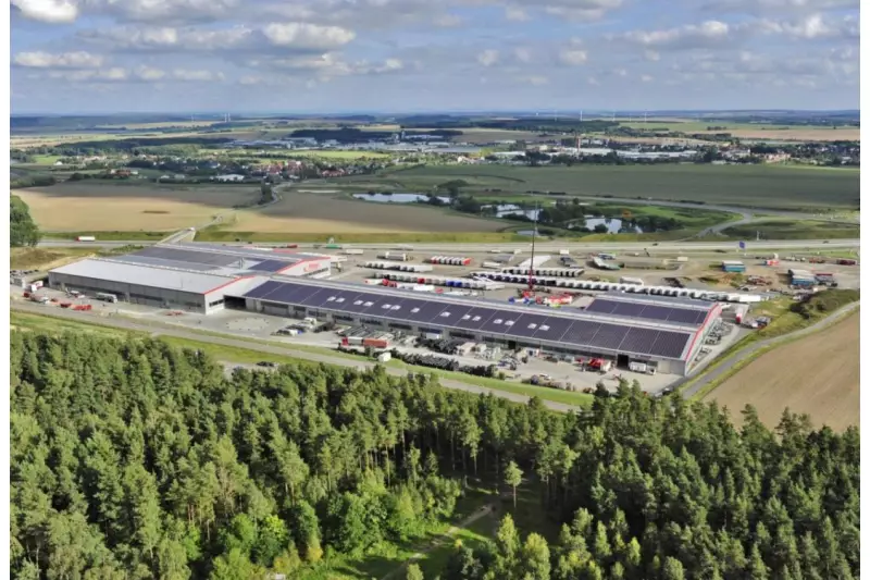 Das moderne Fliegl Werk 2 liegt bestens angebunden direkt an der A9. Hier fertigen die Thüringer mit hoher Effizienz ihre Großserienfahrzeuge. Photovoltaikanlagen auf den Dachflächen und Blockheizkraftwerke erzeugen klimaneutral viermal so viel Energie, wie das Unternehmen verbraucht.