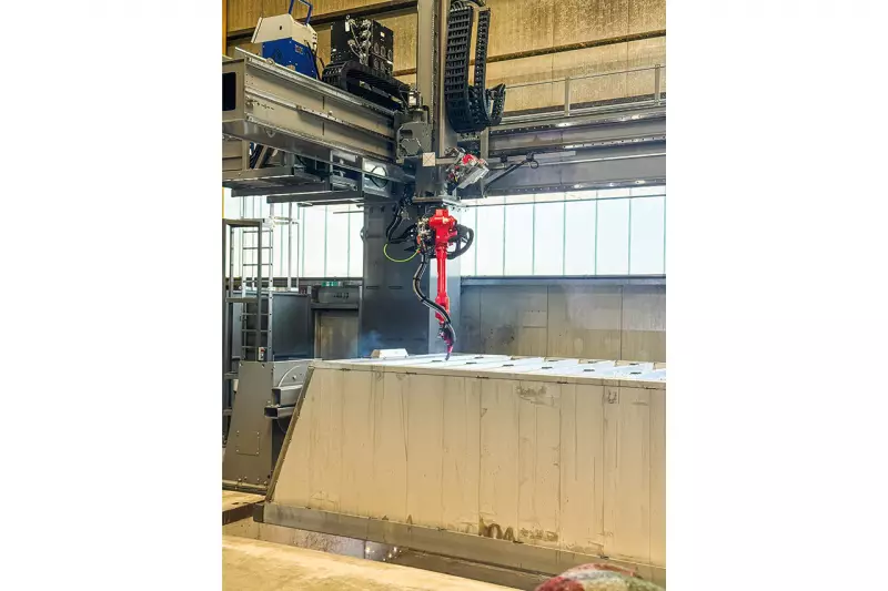 Parallel zum Neubau in Werk 1 gingen in Werk 2 zwei neue Schweißroboter in Betrieb, die Alu- und Stahlmulden mit nachvollziehbarer Nahtqualität fertigen. Einer der beiden durfte seine Funktionstüchtigkeit nach der Einweihung direkt unter Beweis stellen. Quelle: Treffpunkt.Bau
