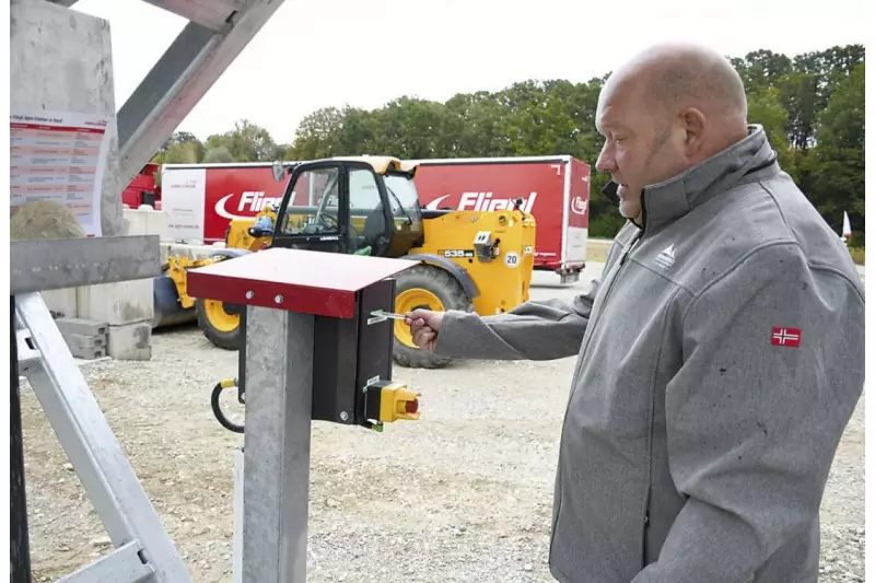 Karte rein und los geht‘s: Manfred Zwick von Treffpunkt. Bau beim Betontanken. Auf dem Chip sind Sorte und Bezugsmenge gespeichert. Zusätzliches Personal ist nicht nötig.