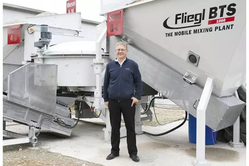 Martin Fliegl, Verkaufsleiter Fliegl Bau- und Kommunaltechnik, mit der BTS 4.0. Fliegl entwickelte die Betontankstelle vom Nischenprodukt zum soliden Standbein des Unternehmens.