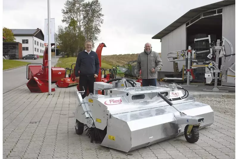 Die bewährten Fliegl Kehrmaschinen bereichern das Bavatec Programm. Martin Fliegl (l.), Verkaufsleiter Fliegl Bau- und Kommunaltechnik, zusammen mit Manfred Zwick und einer Maschine vom Typ „Profi“, dem Fliegl-Flaggschiff. Quelle: Treffpunkt.Bau