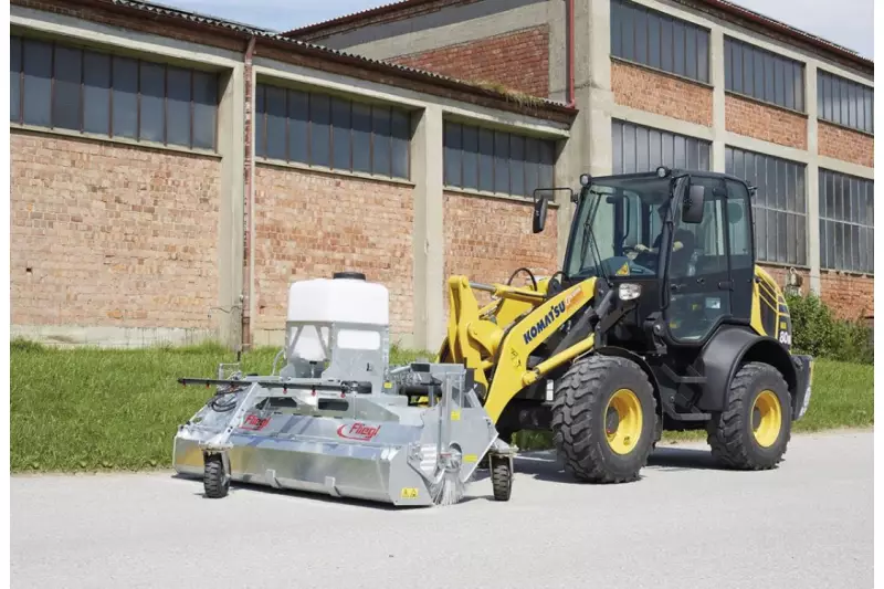 Die Fliegl Kehrmaschine Typ 600 gibt es mit Arbeitsbreiten von 1,85 m bis 2,80 m. Die robuste und leistungsstarke Maschine ist ausgelegt für den ausdauernden Baustelleneinsatz. Erhältliche Aufnahmemöglichkeiten: Dreipunktbock, Euronorm, Gabelstapler, Rad-, Hof- oder Teleskoplader. Quelle: Bavatec