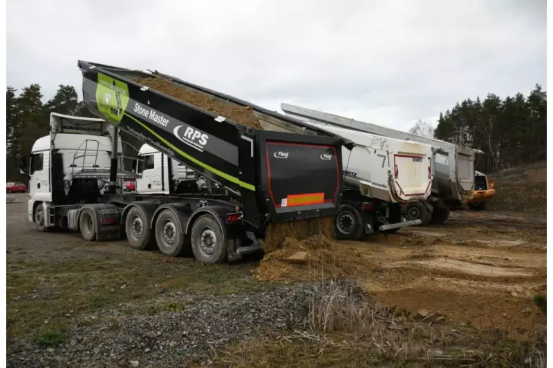 Fliegl scheut keinen Vergleich. Für faire Bedingungen beim Kippertest sorgt der Einsatz identischer Zugfahrzeuge, die jeweils mit Leerlaufdrehzahl kippen. Während bei der konischen Fliegl-Mulde das Material bereits ordentlich rutscht, rieselt bei den anderen noch kaum ein Körnchen zu Boden.