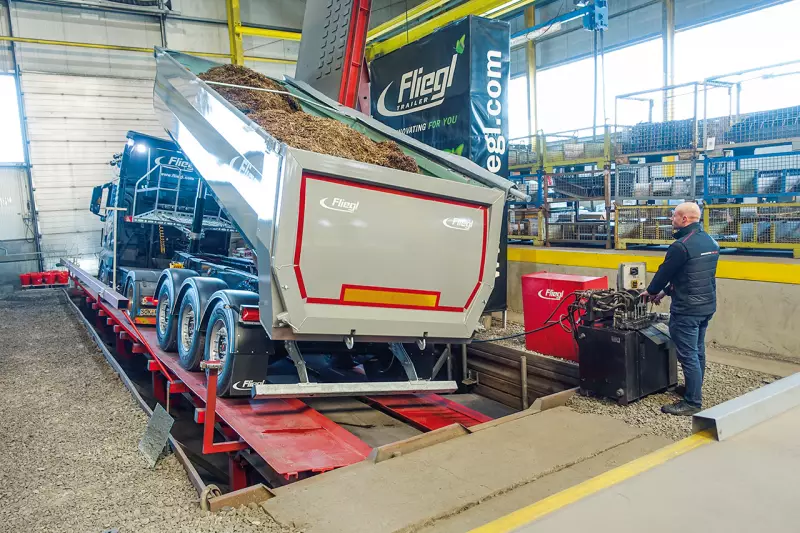 Die Standhaftigkeit von Sattelkippern ist beim Be- und Entladen entscheidend. Auf der hauseigenen Kippertestanlage prüft Fliegl diese Eigenschaft und nutzt die Ergebnisse für die Weiterentwicklung des Portfolios. An unserem Besuchstag wurde die Anlage von Werkleiter Maxi Fliegl vorgeführt. Quelle: Treffpunkt.Bau
