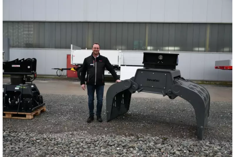 Familienbesuch aus Bayern. Teil der Fliegl-Gruppe ist der Anbaugerätehersteller Bavatec aus Kastl. Geschäftsführer Josef Ostermaier war mit einer breiten Produktpalette für den Bau vor Ort in Triptis. 