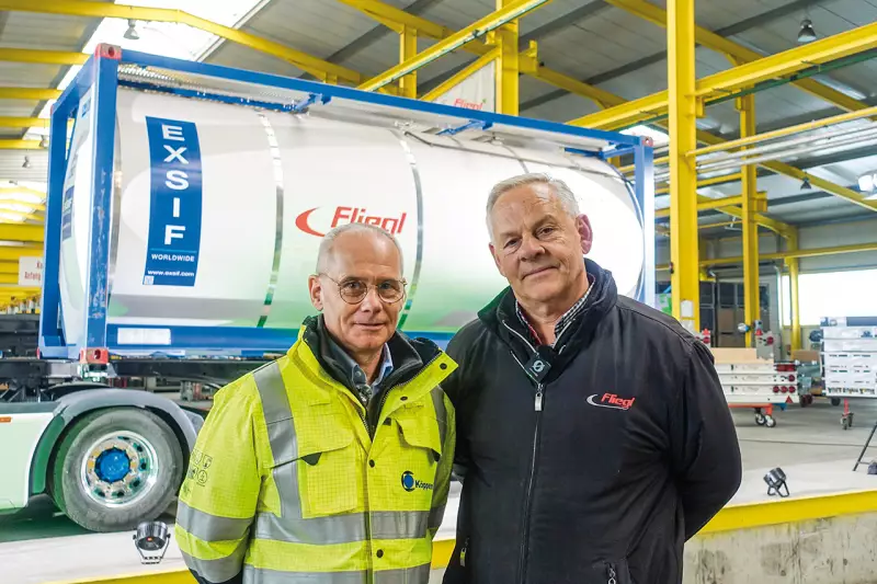 Jochen Köppen, Geschäftsführer der Köppen GmbH, und Helmut Fliegl, Geschäftsführer der Fliegl Fahrzeugbau GmbH, vor dem neuen Chemiechassis. Quelle: Treffpunkt.Bau
