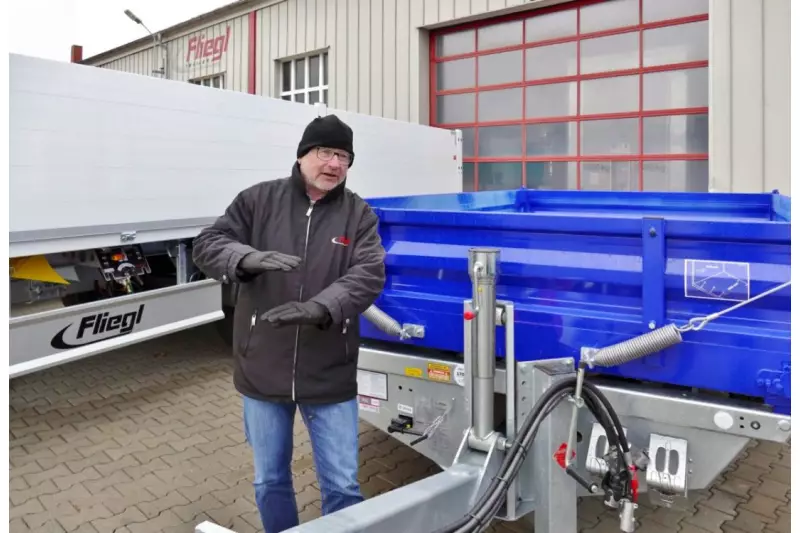 Heribert Gosebrink („Gosi“) ist der dienstälteste Verkäufer von Fliegl und war von Anfang an im Team. Er kennt sämtliche Evolutionsstufen und Vorteile der Trailer und präsentierte uns die umfangreiche Fliegl Fahrzeugflotte für den Bau.