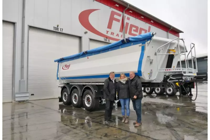 Der Kunde kann kommen. Einsatzbereit verlassen die Fahrzeuge das Werk in Triptis. Schutz im Windschatten der mächtigen Mulde suchen (v.l.) Bernhard Kerscher, CEO Marketing/Vertrieb Fliegl, Tina Böttcher, Marketing Fliegl, und Manfred Zwick, GF Treffpunkt.Bau.