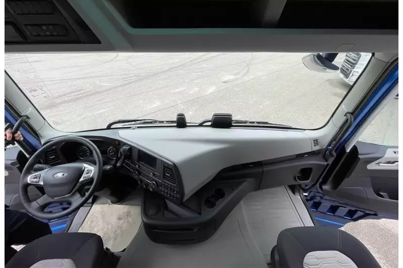 Der Blick ins Fahrerhaus verspricht viel Platz und maximalen Komfort für den Fahrer. Quelle: Treffpunkt.Bau