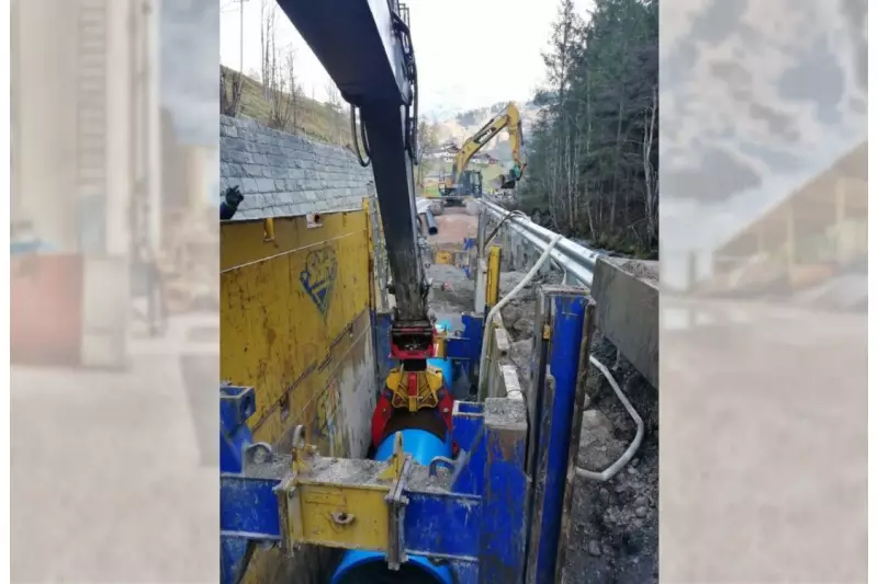 Geschafft. Nachdem der Bagger das schräggestellte Rohr unter der vorderen Verbaustrebe hindurchgeschoben hat, kann er es waagrecht ablegen.