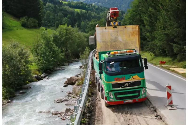 Eingezwängt zwischen Flussbett und Straße hantieren die Spezialisten der Franz Stöckl GmbH zentimetergenau mit tonnenschweren Lasten. Eine Spur der Hochkönig Straße muss immer offen bleiben.