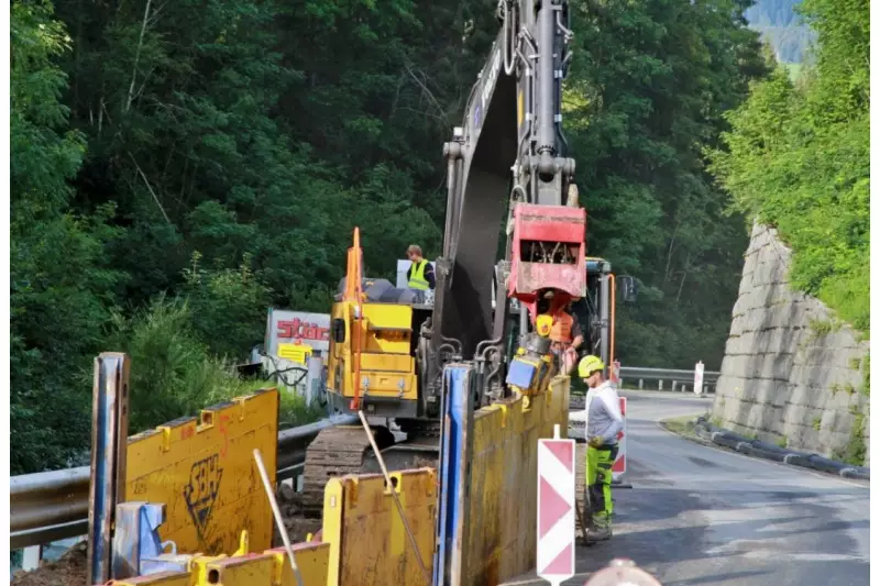Mit dem SchachtFix Plattengreifer dirigiert der Baggerfahrer die Verbauplatte präzise an Ort und Stelle. Das funktioniert deutlich schneller und ist wesentlich sicherer, als die Last an Ketten baumelnd zu bewegen.