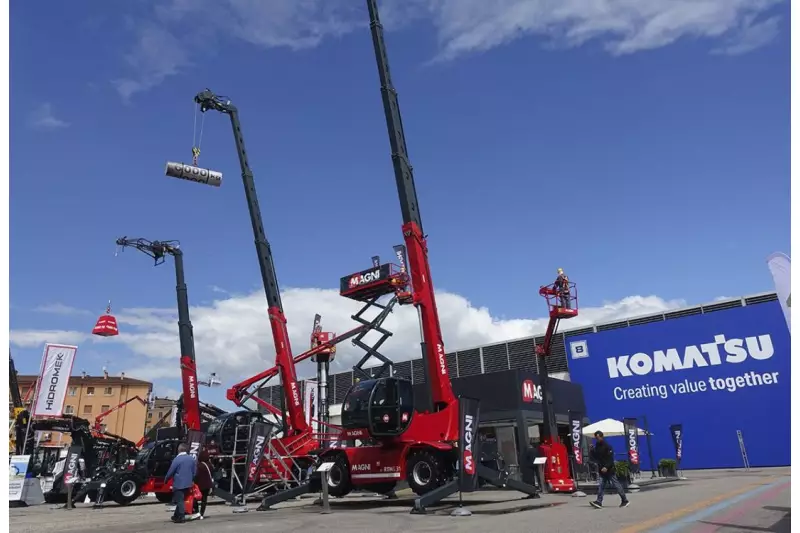 Nach oben zog es die Blicke am Messestand von Magni, wo die Teleskoplader weithin sichtbar mit ihrer Kraft und Reichweite protzten. Ebenso vielfältig war das ausgestellte Angebot an Arbeitsbühnen – alles Made in Italy. Quelle: Treffpunkt.Bau