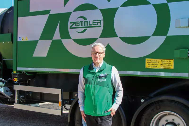 Neuer Frontmann für die „Grüne Mission“ von Zemmler. Mathias Fritsche ist seit 1. Mai 2024 Geschäftsführer. Auf der IFAT zeigte das Unternehmen seine Multi Screen Siebanlagen mit bewährter Doppeltrommel-Technologie für verschiedenste Materialien. Quelle: Treffpunkt.Bau