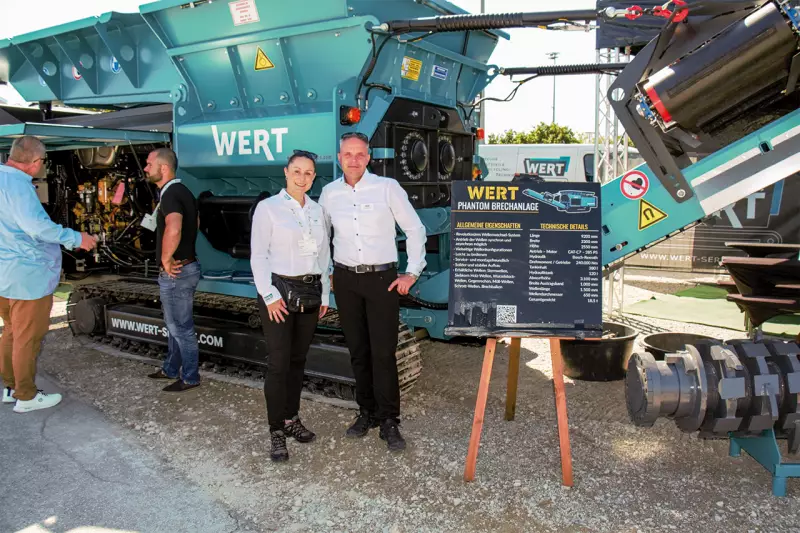 Wellenwechsel in 1 Stunde. Mit diesem Feature avanciert der Phantom von Wert zum Multitalent in der Brecher-Branche. Die 20 t schwere Maschine passt auf übliche Tieflader. Wir sprachen mit Udo Schützenmeister, Geschäftsführer, und Sabine Klee, Assistentin der Geschäftsführung. Quelle: Treffpunkt.Bau