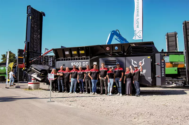 Starkes Team, mächtige Maschinen. Stoevelaars IFAT-Auftritt beeindruckte nachhaltig. Star am Stand war der Zweiwellen-Zerkleinerer Wolf 9500 DT. Ein 765 PS Cat-Motor und ein extra robustes Rotorgehäuse qualifizieren den 47-Tonner zur Bearbeitung schwerster Materialien. Quelle: Treffpunkt.Bau