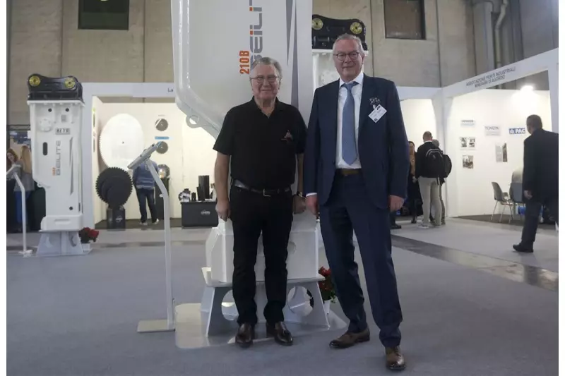 Glückliches Zusammentreffen am Stand von Beilite. Karel Glaaser (r.), Geschäftsführer ACDE Europe, ist Vertriebspartner für die Hydraulikhämmer von 86 kg bis 11.600 kg. Zu Besuch war Wolfgang Moers, Geschäftsführer Moers Baumaschinen. Quelle: Treffpunkt.Bau