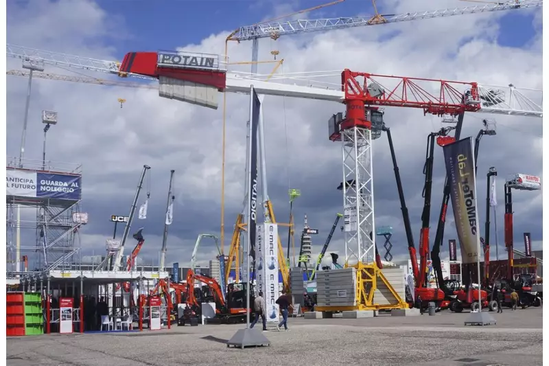 Großes Gerät präsentierten die Aussteller auf den Freiflächen. Im Rahmen des neu aufgelegten Projekts Samoter LAB waren Lösungen für die digitale Baustelle zu sehen – vielfach auch in Aktion. Quelle: Treffpunkt.Bau