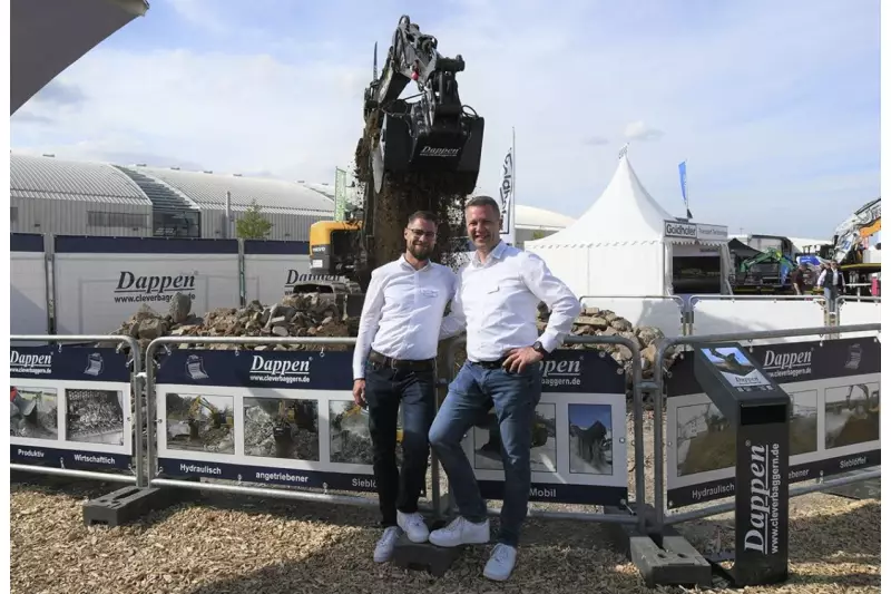 Dreimal Dappen. Firmengründer Oliver (r.) mit Bruder Dennis und „DaSie“. Der hydraulisch angetriebene Dappen-Sieblöffel erzielt eine enorme Leistungssteigerung gegenüber starren Sieblöffeln, was er in Live-Demos mit sattem Materialstrom eindrücklich bewies. Quelle: Treffpunkt.Bau