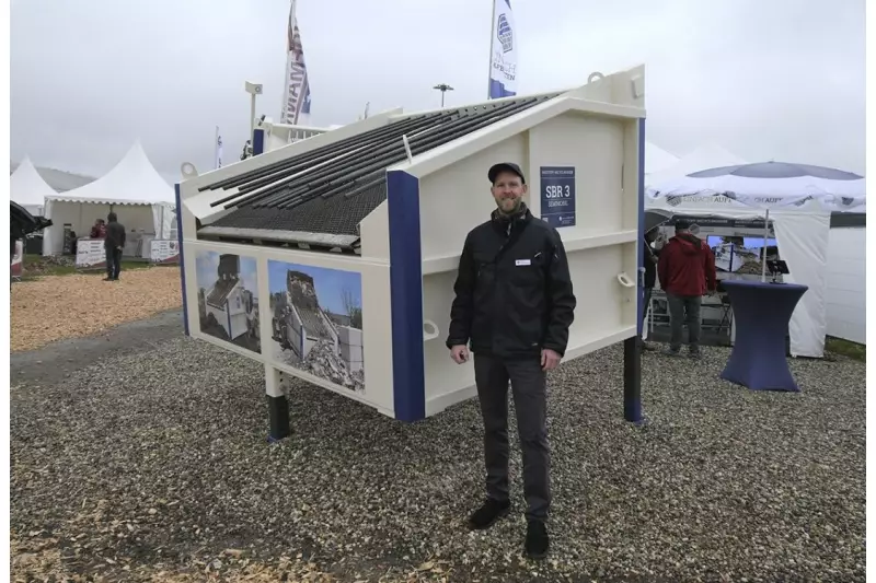 Punkten mit Preis-Leistung. Die semimobilen Siebmaschinen von EAG Einfach Aufbereiten sind robust, flexibel, durchsatzstark und rege nachgefragt beim RecyclingAKTIV-Publikum. Florian Schmellenkamp, Leiter Geschäftsentwicklung, vor der SBR 3 für Radlader mit ca. 1 m³ Schaufelinhalt. Quelle: Treffpunkt.Bau