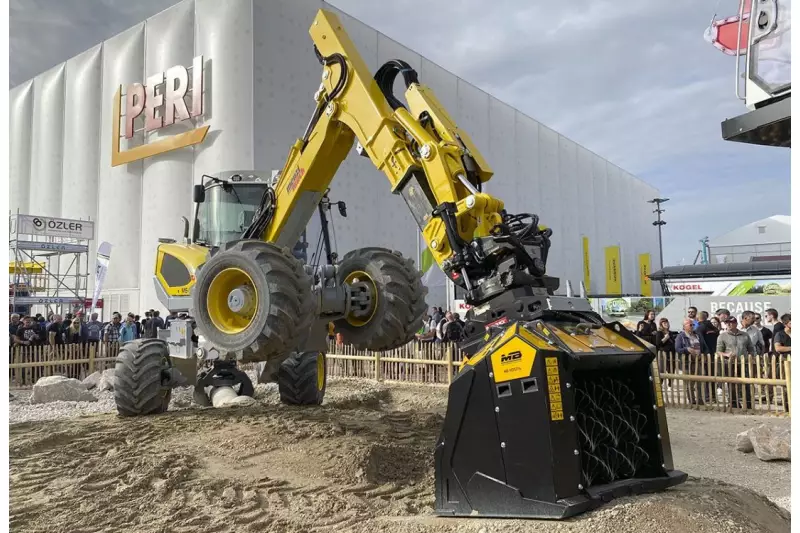 Schreitbagger sind beeindruckende Maschinen, die ihren Ausleger beim Positionswechsel auch mal als Standbein nutzen. Entsprechend robust müssen die Anbaugeräte sein. Deswegen setzt Menzi Muck auf die Schaufelseparatoren von MB Crusher. Die Demonstration mit dem MB-HDS314 weckte das Interesse der Besucher. Quelle: Treffpunkt.Bau