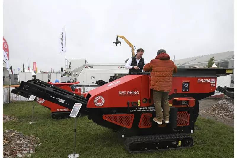 AKTIV und LIVE sind die Schlagworte, die Besucher nach Karlsruhe locken sollen. Beides in Bestkultur erfuhren Interessenten am Stand von M & R Maschinen- und Fahrzeughandel, wo Geschäftsführer Marco Robert die aufgereihten RedRhino Brecher schon mal im Direktvergleich laufen ließ. Quelle: Treffpunkt.Bau