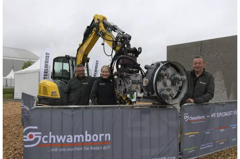 Die Wand- und Deckenschleifmaschine WDS 530 von Schwamborn, ausgestattet mit Schnellwechsler und Schwenkmotor für den Baggeranbau. Was die mehrfach ausgezeichnete Innovation in der Praxis leistet, veranschaulichten Petra Bleich, Siegmund Griesheimer (l.) und Ewald Wohlfart. Quelle: Treffpunkt.Bau