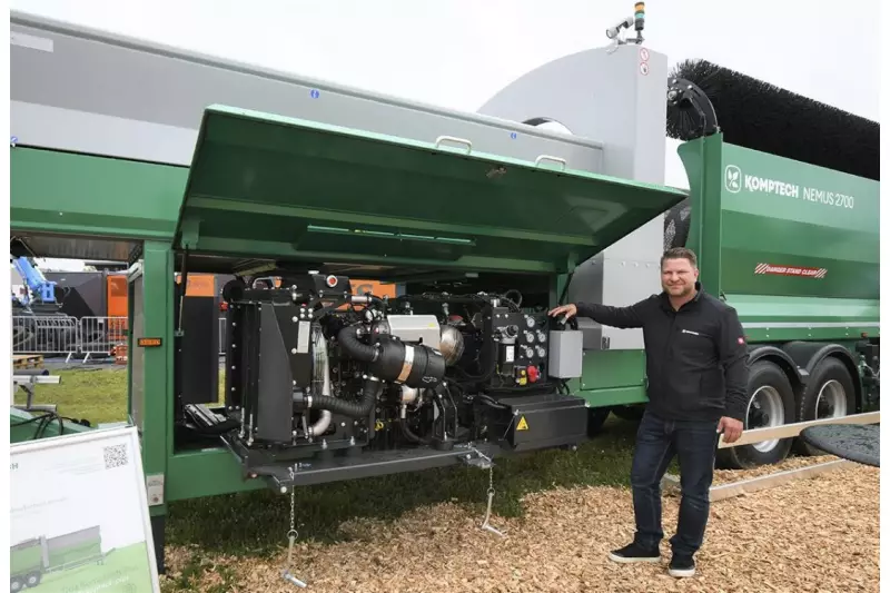 Praxiserprobte Eigenschaften mit neuen Lösungen zur Komfort- und Leistungssteigerung kombiniert die Trommelsiebmaschine Nemus 2700 von Komptech. Dennis Hahne, Vertrieb Nord/Nord-West, gewährte uns einen Blick auf das dieselhydraulische Antriebssystem mit dem eingebauten Motor (55–74 kW). Quelle: Treffpunkt.Bau