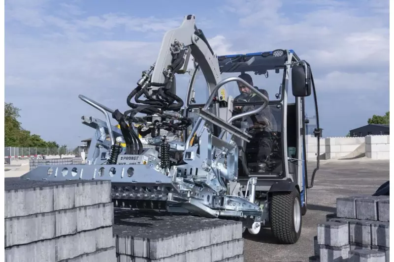 Die neue VM-X-PAVERMAX Verlegemaschine von Probst wurde ebenfalls auf der bauma gezeigt. Sie bietet ein völlig neues Raumgefühl: Ausgestattet mit einer 360°-Rundumsicht mit Vollverglasung macht sie die Arbeit so komfortabel und präzise wie noch nie. Sie punktet laut Hersteller auch durch eine sensationelle Standsicherheit mit bis zu 700 kg Traglast. Quelle: Probst