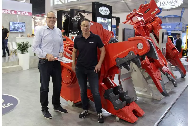 Rotar International bietet Hydraulikbagger-Anbaugeräte für die Abbruch- und Recyclingbranche. Die Produkte des in den Niederlanden ansässigen Unternehmens zeigten die Teams von (v.l.) Hans-Georg Ribitzki, Sales Manager Germany Rotar, und Sascha Zeigner, Rotar Händler aus Hünstetten. Quelle: Treffpunkt.Bau