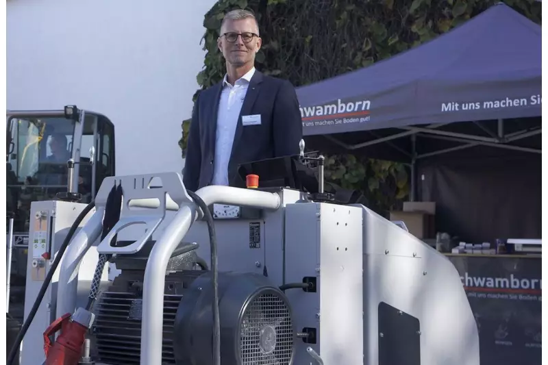 Eckart Schwamborn ist der Geschäftsführende Gesellschafter der Schwamborn Gerätebau GmbH. Auf der bauma präsentierte das Unternehmen unter anderem die kleine Schwester der Wand- und Deckenschleifmaschine WDS 530. Mit der WDS 250 ist nun mit einem Schleifradius von 250 mm die Anwendung professioneller Schleiftechnologie auch in kleinen Innenräumen möglich. Quelle: Treffpunkt.Bau