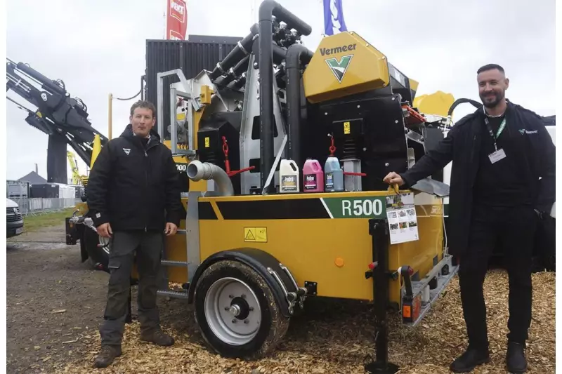 Die Rückladeanlagen sind die optimale Ergänzung zu den grabenlosen Lösungen von Vermeer. Kai Rademacher (l.) und Hans Weiser zeigten uns die R500, die mit 2.500 kg und höhenverstellbarer Anhängerkupplung von einem Transporter oder Lkw gezogen werden kann. Quelle: Treffpunkt.Bau