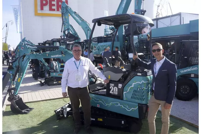 Auf der knapp 1.000 m² großen Ausstellungsfläche zeigte Sunward seine Neuheiten für den europäischen Markt. Der SWE 20FED, vor dem (v.l.) Georg Hoyer, Sunward-Vertrieb Deutschland, und Emmanuel Ficot, Marketing Manager Sunward, stehen, ist einer der Bestseller in Europa. Quelle: Treffpunkt.Bau