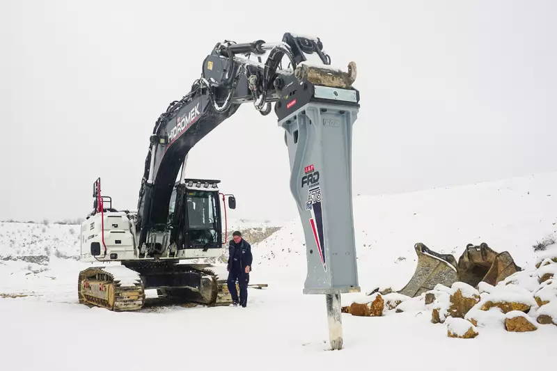 Die E. Rathei GmbH arbeitet im Jura-Kalkstein, einem zähen Material, das sich nicht in allen Bereichen allein mit dem Bagger lösen lässt. Deswegen und aufgrund positiver Erfahrungen aus der Vergangenheit mit weiteren Anbaugeräten des Herstellers setzt Rathei erneut auf einen Hydraulikhammer von FRD. Quelle: Treffpunkt.Bau