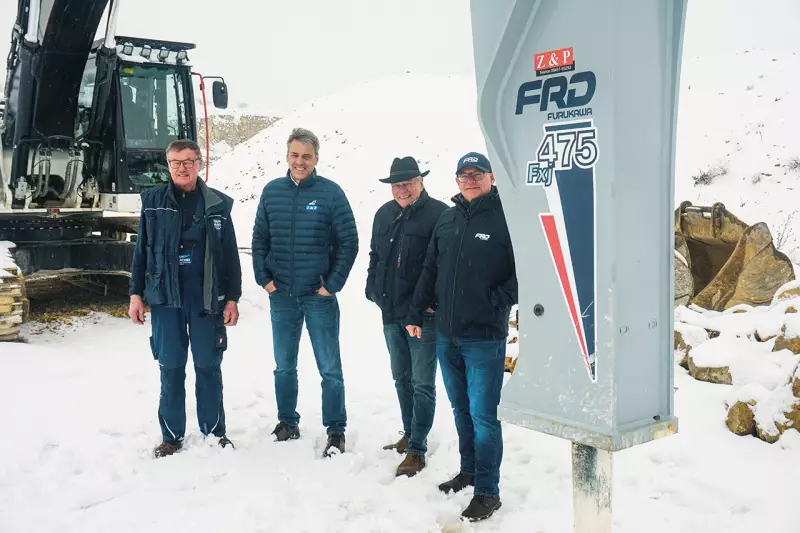 Bei der Übergabe des neuen FXJ475: (v. l.) Ernst Rathei, Senior-Geschäftsführer der E. Rathei GmbH, Stephan und Heinz Ziemer, Geschäftsführer von Z&P Baumaschinen, sowie Miro Zorbic, Gebietsverantwortlicher von FRD. Quelle: Treffpunkt.Bau
