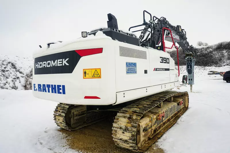 Bei Rathei arbeitet der Hydraulikhammer an einem Hidromek HMK 390 LC HD. Der rund 40 Tonnen schwere Raupenbagger ist auf schwere Einsätze ausgelegt und stellt die nötige Stabilität und Hydraulikleistung als Trägergerät bereit. Quelle: Treffpunkt.Bau
