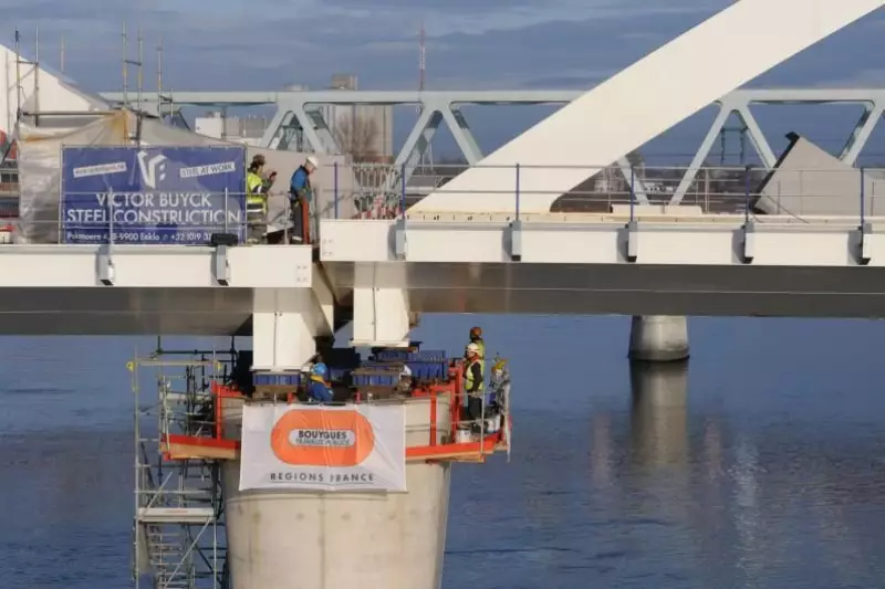 Den Auftrag für den Bau der neuen Brücke von Straßburg nach Kehl erhielt der Baukonzern Bouygues mit seinem Vorschlag einer „Doppel-Stabbrücken-Konstruktion“.
