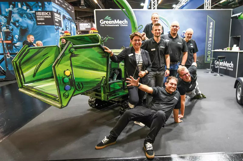 Das Team von Greenmech Deutschland war hochmotiviert und begeistert von der Qualität der Messe sowie den guten Gesprächen mit den Fachbesuchern. Besonderer Blickfang am Messestand war die Special Edition des Raupenhäckslers EVO 165DT in cooler
