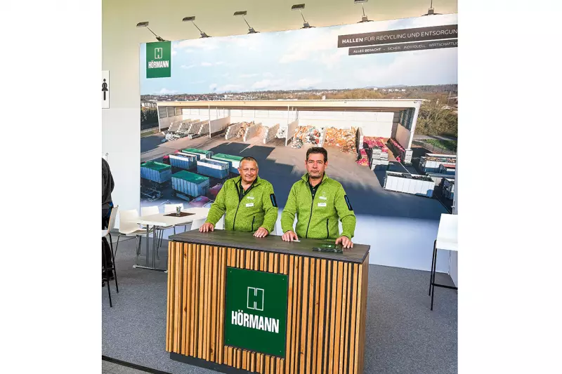 Rudolf Hörmann bringt Gewerbebetriebe unter Dach und Fach – und stützt sich dabei auf die Kompetenz von über 850 Mitarbeitern sowie auf mehr als 60 Jahre Erfahrung im Hallen-, Agrar- und Wohnbau. Über die Leistungen, die von der Idee über die Planung bis zur Ausführung reichen, informierten uns Olaf Elflein (l.) und Stefan Müller. Quelle: Treffpunkt.Bau