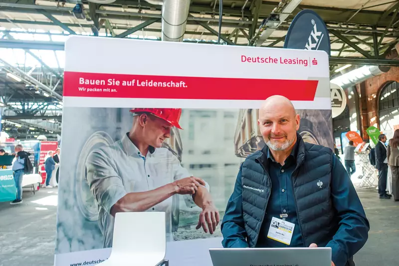 Die Deutsche Leasing präsentierte sich als ein zentraler Akteur in der Abbruchbranche. Gebietsleiter Steffen Mix informierte über Leasing, Mietkauf und Absatzfinanzierung, wobei ein besonderer Fokus auf der Unterstützung bei der Finanzierung von „grünen“ Maschinen zur Erfüllung kommender Umweltauflagen lag. Quelle: Treffpunkt.Bau
