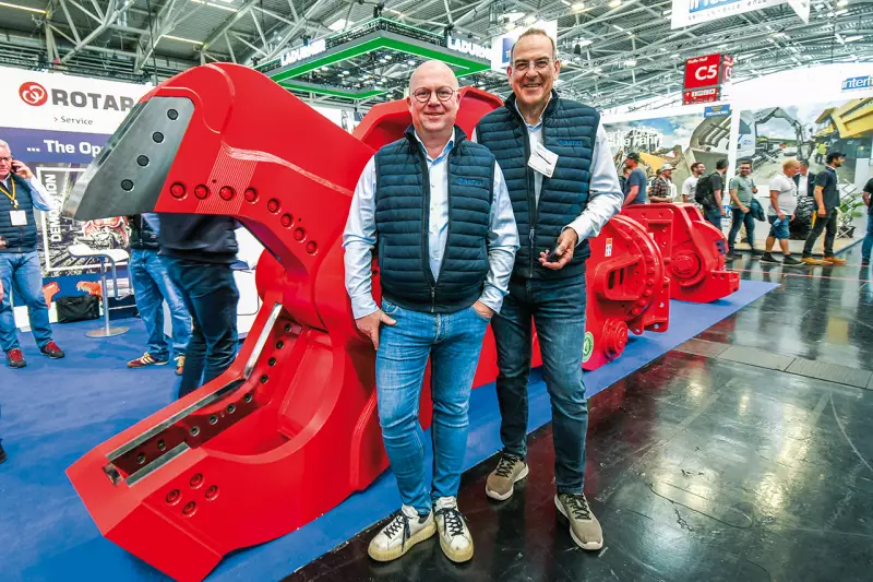Die neue X-Serie (Extreme) von Rotar ist auf maximale Haltbarkeit getrimmt und durch Kundenfeedback optimiert. Da Monteure am Markt fehlen, ist die Zuverlässigkeit der Greifer und Scheren wichtiger denn je für die Logistik auf Baustellen und in Recyclingbetrieben, wie Louis Broekhuizen (l.) und Hans-Georg Ribitzki berichteten. Quelle: Treffpunkt.Bau