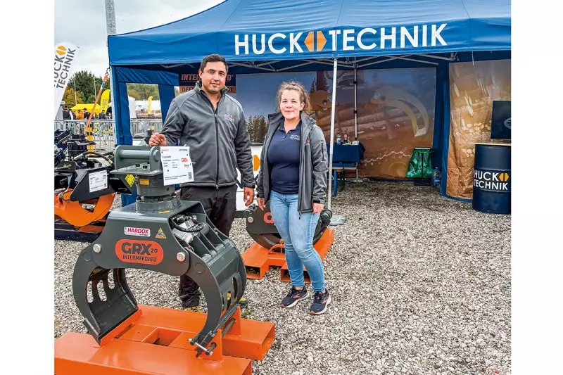 Bei Huck Technik, der Intermercato-Vertretung in Deutschland, standen Greifer, Rotatoren für den Anbau an Bagger und Lkw sowie Wiegesysteme für Ladekrane im Fokus. Wir sprachen mit Roman Huck, dem Inhaber, und Céline Schöpperle, zuständig für Vertrieb und Marketing, über die GRX-Serie, die als Holz-, 5-Finger- und Sortiergreifer erhältlich ist. Quelle: Treffpunkt.Bau