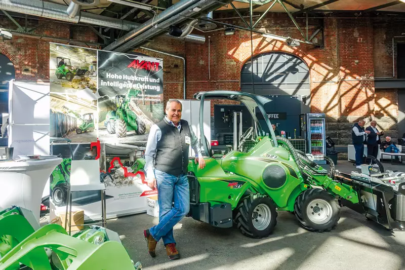 Kompakt, stark, äußerst vielseitig und jetzt auch elektrisch. Jörg Majoli, Geschäftsführer Avant Tecno Deutschland, hatte den e527 am Stand, der wie sein Schwestermodell e513 bei Abbruchunternehmen besonders gefragt ist, da er emissionsfrei und geräuscharm arbeitet – ideal z. B. für Entkernungsarbeiten. Quelle: Treffpunkt.Bau