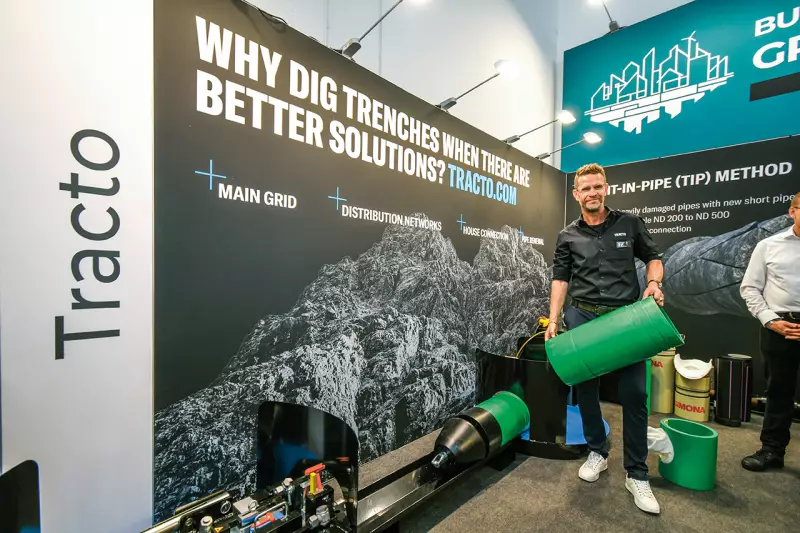 Tracto präsentierte die neu entwickelte Einschubeinheit für das TIP-Verfahren (Rohr-im-Rohr-Erneuerung), bei dem neue Rohre hydraulisch in das defekte Altrohr eingeschoben werden. Der Clou der Innovation ist der Kalibrierkopf, der während des Einbaus den kreisförmigen Querschnitt wiederherstellt, wie uns Thorsten Schulte erläuterte. Quelle: Treffpunkt.Bau