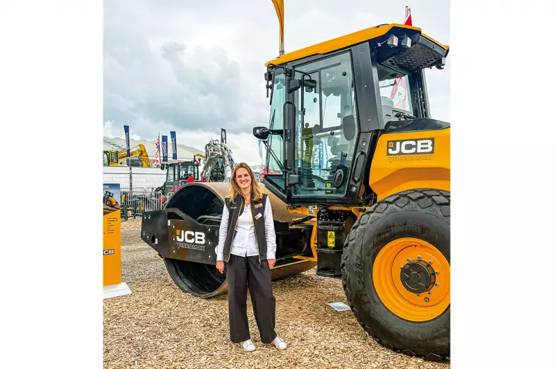 Stufe-V-Diesel ohne DEF und SCR. Laut JCB ist der neue VM118D der weltweit erste Walzenzug mit über 10 t Einsatzgewicht, der die Emissionsvorgaben der EU-Stufe V ohne Diesel Exhaust Fluid (DEF, auch AdBlue) erfüllt. Hannah Backes zeigte uns diese Innovation im Bereich der Bodenverdichtung, die eine Zentrifugalkraft von bis zu 256 kN erzeugt. Quelle: Treffpunkt.Bau