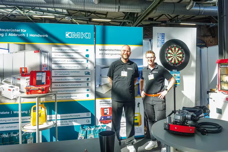 Sicherer Rückbau durch intelligente Sanierungstechnik. MKI zeigte Lösungen für den Umgang mit Gefahrstoffen, die beim Abbruch oft eine große Herausforderung darstellen. Über Luftreinigung auf der Baustelle, PSA und Entsorgungslösungen für kontaminiertes Material sprachen wir mit René Holz (l.) und Niklas Wingender. Quelle: Treffpunkt.Bau