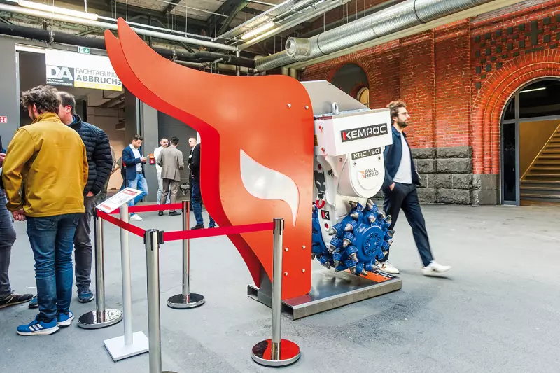 Problemlöser für den selektiven Rückbau und den innerstädtischen Abbruch. Die Kemroc Anbaufräsen wurden als Schlüsselwerkzeuge für Projekte vorgestellt, bei denen Erschütterungen Nachbargebäude gefährden könnten. Zudem ermöglichen die Fräsen ein sehr exaktes Abtragen von kontaminierten Materialschichten. Quelle: Treffpunkt.Bau