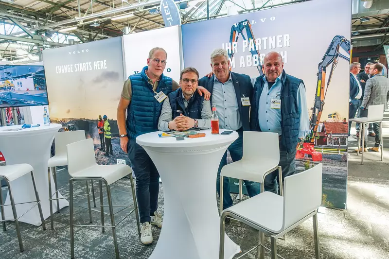 Volvo will seine starke Position bei elektrischen Baumaschinen im Abbruchsektor festigen. Besonders thematisiert wurden in Berlin die kompakten Elektromodelle wie der ECR25 Electric, die ideal für Entkernungsarbeiten sind. Dazu passend präsentierte Volvo seine Vision für eine emissionsfreie Baustelle. Quelle: Treffpunkt.Bau