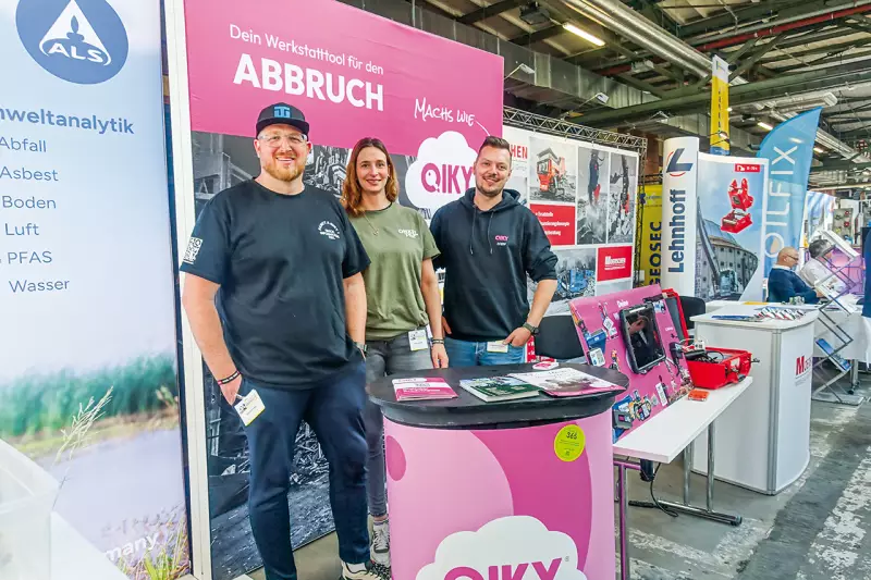Effizienzsteigerung auf Abbruchbaustellen durch digitale Tools lautete die Kernbotschaft von Qiky. In seinem Fachvortrag legte Geschäftsführer Philipp Ellsäßer (l.) dar, dass die softwaregestützte Planung und Dokumentation zunehmend zum entscheidenden Wettbewerbsvorteil wird, um Margen zu sichern und Fachkräftemangel auszugleichen. Quelle: Treffpunkt.Bau